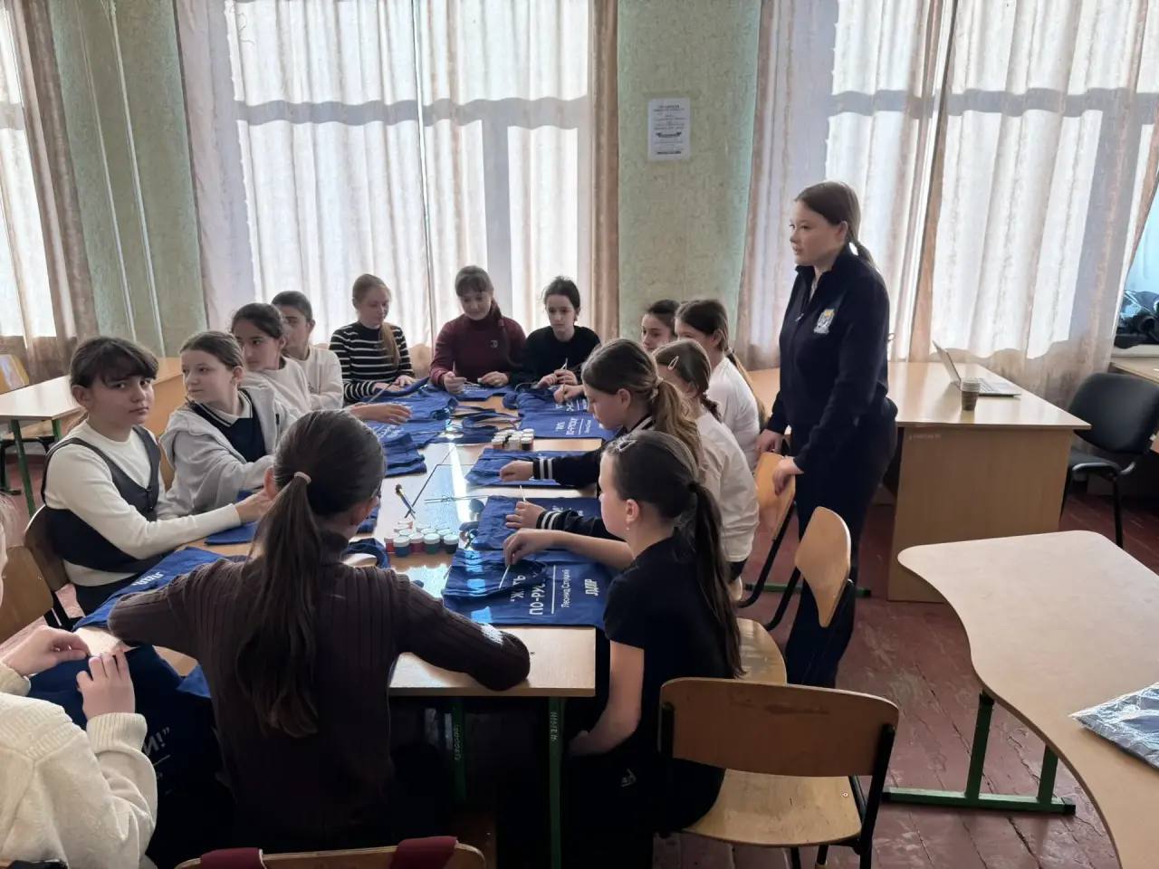 Юлия Дудина провела мастер-класс к 8 Марта для школьниц Юлия Дудина провела мастер-класс к 8 Марта для школьниц