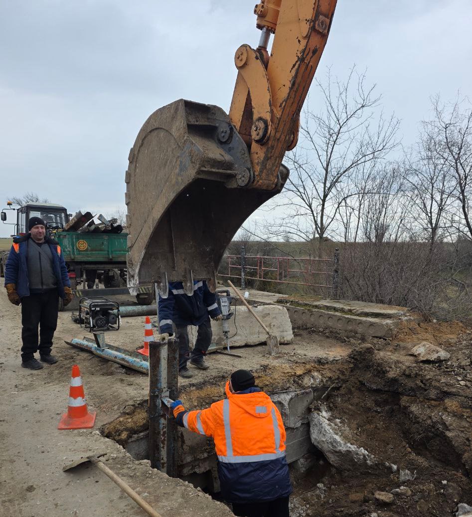 Работники Чаплинского ДЭУ ГБУ ХО «Херсон Автодор» устранили последствия обвала мостового перехода на автомобильной дороге межмуниципального значения