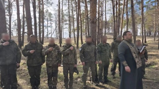 Священники Крымской митрополии передали женщинам-медикам группировки войск "Днепр" 50 подарочных наборов к 8 Марта