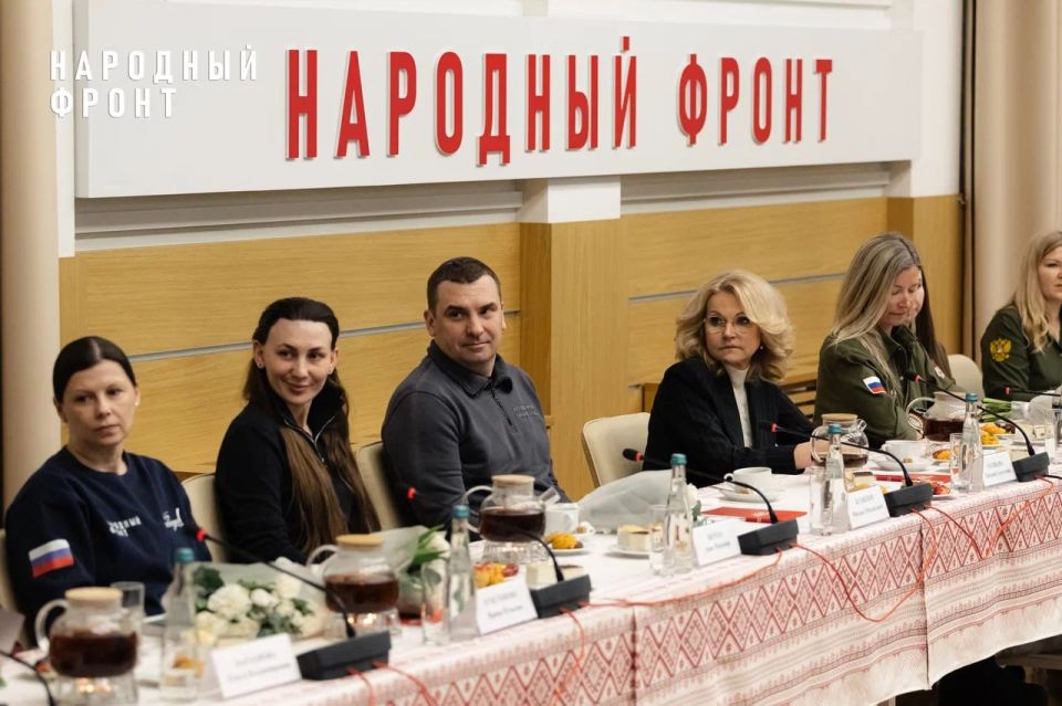 В преддверии Международного женского дня Народный фронт совместно с вице-премьером России Татьяной Голиковой передал женщинам-военным медикам и волонтёрам квадроциклы, мотоциклы и сертификаты на закупку материалов для помощи... В преддверии Международного женского дня Народный фронт совместно с вице-премьером России Татьяной Голиковой передал женщинам-военным медикам и волонтёрам квадроциклы, мотоциклы и сертификаты на закупку материалов для помощи...