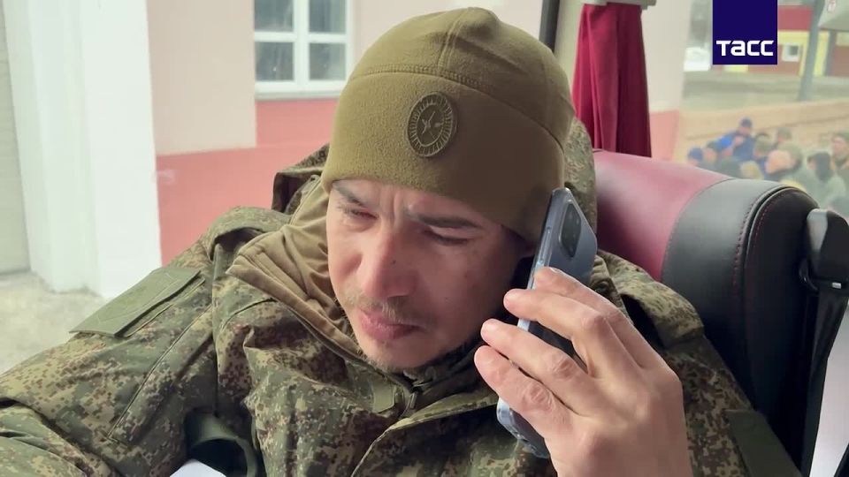 Российские военнослужащие уже смогли поговорить с родными по телефону после возвращения с подконтрольной Киеву территории