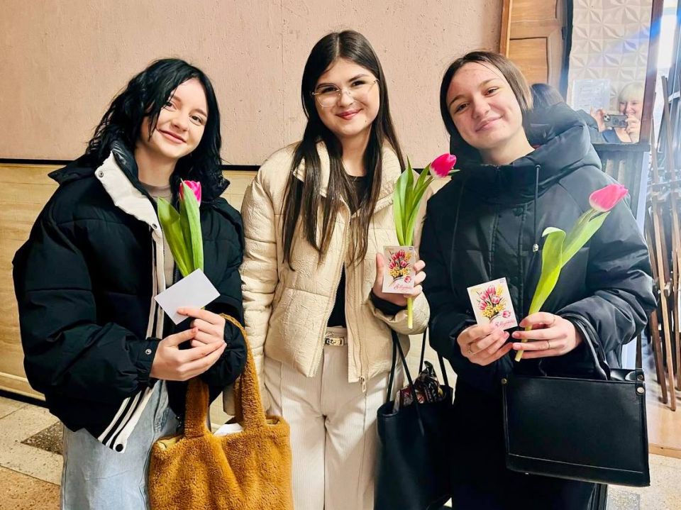 В преддверии 8 Марта у девушек чуть больше поводов улыбнуться В преддверии 8 Марта у девушек чуть больше поводов улыбнуться