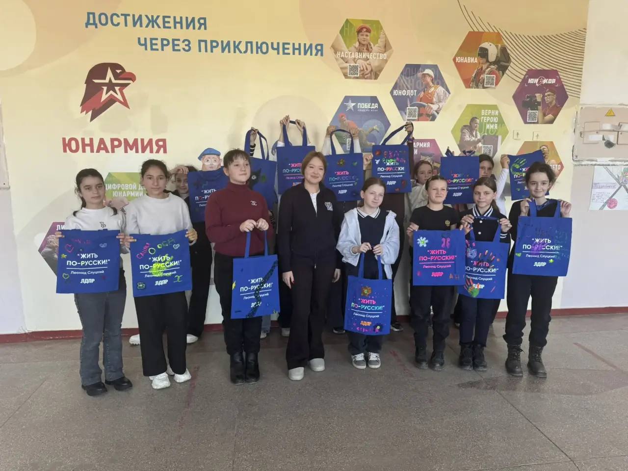 Юлия Дудина провела мастер-класс к 8 Марта для школьниц