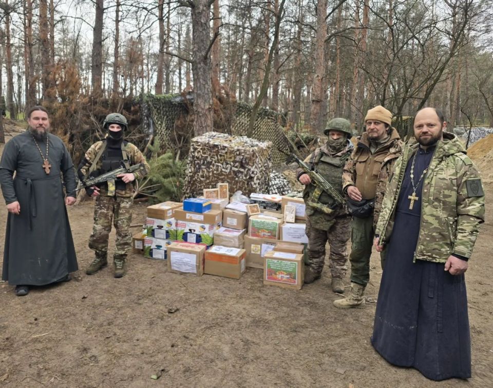 Священники Крымской митрополии передали женщинам-медикам группировки войск "Днепр" 50 подарочных наборов к 8 Марта Священники Крымской митрополии передали женщинам-медикам группировки войск "Днепр" 50 подарочных наборов к 8 Марта