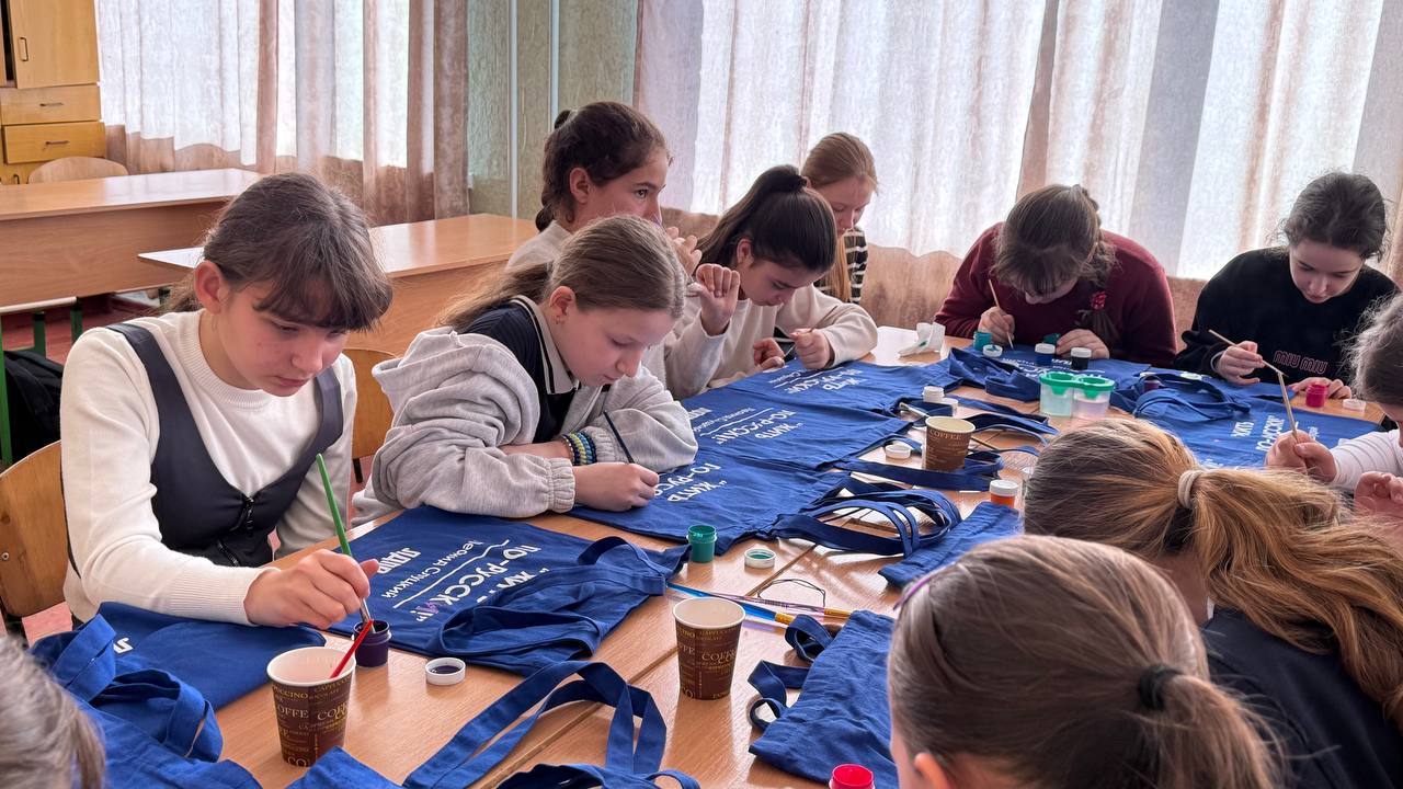 Юлия Дудина провела мастер-класс к 8 Марта для школьниц Юлия Дудина провела мастер-класс к 8 Марта для школьниц