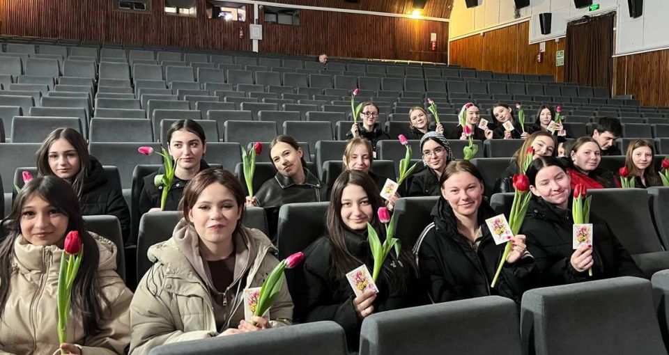В Геническе для студенток медучилища устроили кинопоказ в честь 8 Марта В Геническе для студенток медучилища устроили кинопоказ в честь 8 Марта