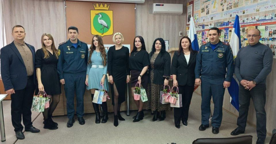 В пгт Чаплинка поздравили сотрудниц МЧС В пгт Чаплинка поздравили сотрудниц МЧС