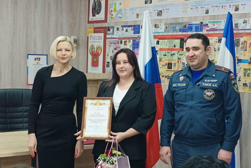 В пгт Чаплинка поздравили сотрудниц МЧС В пгт Чаплинка поздравили сотрудниц МЧС