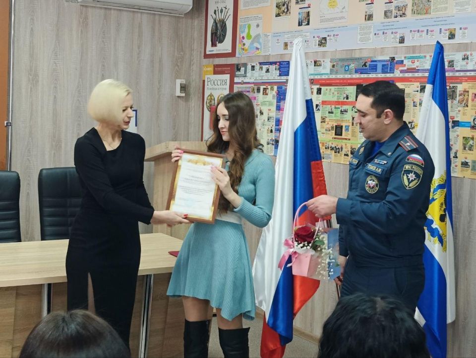 В пгт Чаплинка поздравили сотрудниц МЧС В пгт Чаплинка поздравили сотрудниц МЧС