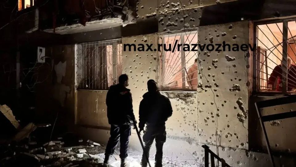 В ходе ночной атаки украинских БПЛА на Севастополь сильно поврежден жилой дом В ходе ночной атаки украинских БПЛА на Севастополь сильно поврежден жилой дом