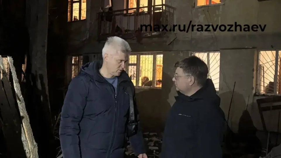В ходе ночной атаки украинских БПЛА на Севастополь сильно поврежден жилой дом В ходе ночной атаки украинских БПЛА на Севастополь сильно поврежден жилой дом
