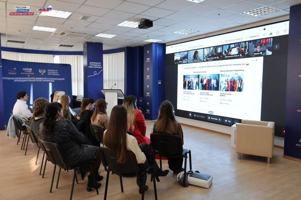 В преддверии Международного женского дня телемост «Россия — страна возможностей» объединил жительниц ДНР, ЛНР и Херсонской области В преддверии Международного женского дня телемост «Россия — страна возможностей» объединил жительниц ДНР, ЛНР и Херсонской области