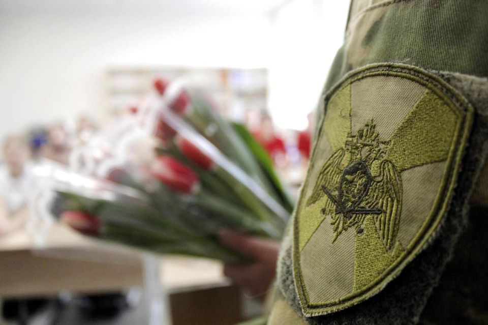 В Херсонской области в преддверии 8 Марта росгвардейцы поздравили учениц подшефного кадетского класса В Херсонской области в преддверии 8 Марта росгвардейцы поздравили учениц подшефного кадетского класса