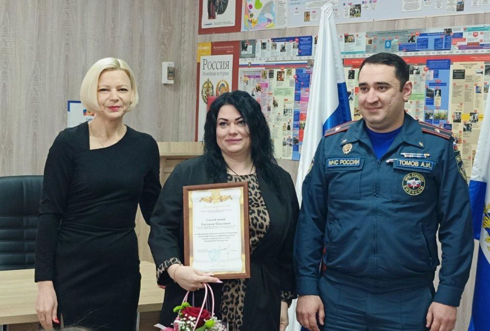 В пгт Чаплинка поздравили сотрудниц МЧС В пгт Чаплинка поздравили сотрудниц МЧС