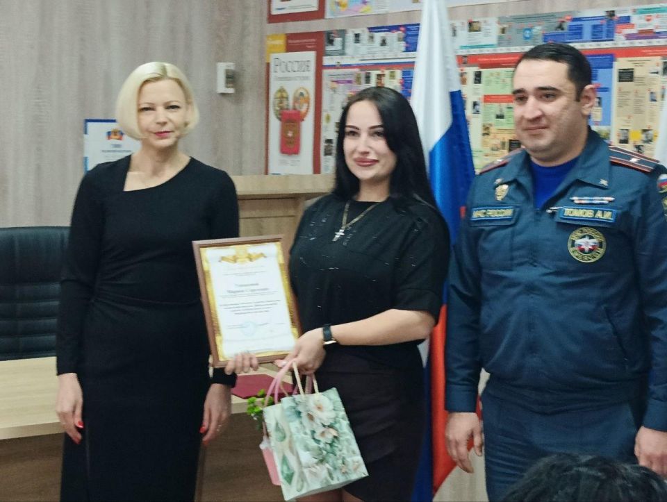 В пгт Чаплинка поздравили сотрудниц МЧС В пгт Чаплинка поздравили сотрудниц МЧС