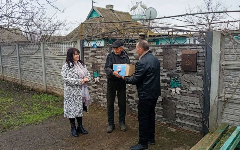 Депутат Каховского местного совета от Единой России оказала гуманитарную помощь жителям села Семеновка Депутат Каховского местного совета от Единой России оказала гуманитарную помощь жителям села Семеновка