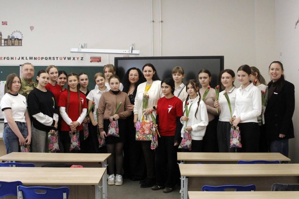 В Херсонской области в преддверии 8 Марта росгвардейцы поздравили учениц подшефного кадетского класса В Херсонской области в преддверии 8 Марта росгвардейцы поздравили учениц подшефного кадетского класса