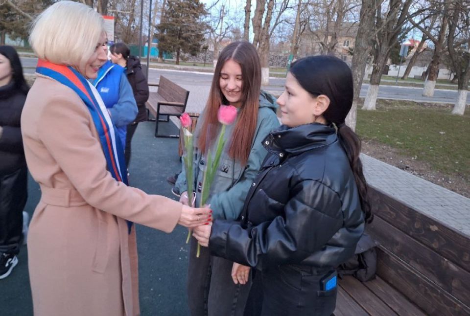 На центральных улицах Чаплинки сегодня царили Весна и прекрасное предпраздничное настроение На центральных улицах Чаплинки сегодня царили Весна и прекрасное предпраздничное настроение