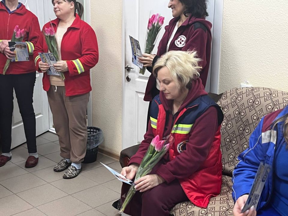 Активисты ЛДПР поздравили женщин скорой помощи Геническа с 8 Марта Активисты ЛДПР поздравили женщин скорой помощи Геническа с 8 Марта