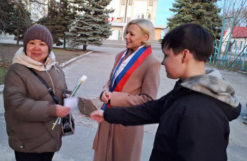 На центральных улицах Чаплинки сегодня царили Весна и прекрасное предпраздничное настроение На центральных улицах Чаплинки сегодня царили Весна и прекрасное предпраздничное настроение