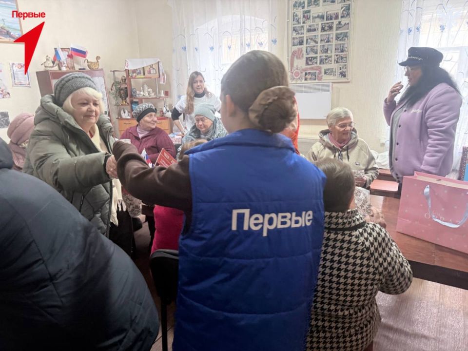 Активисты Движения Первых поздравили ветеранов Геническа с 8 Марта Активисты Движения Первых поздравили ветеранов Геническа с 8 Марта
