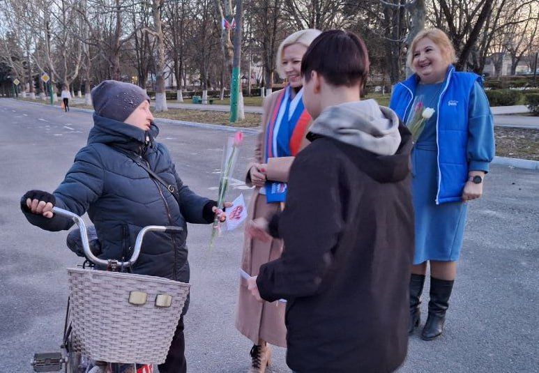 На центральных улицах Чаплинки сегодня царили Весна и прекрасное предпраздничное настроение На центральных улицах Чаплинки сегодня царили Весна и прекрасное предпраздничное настроение