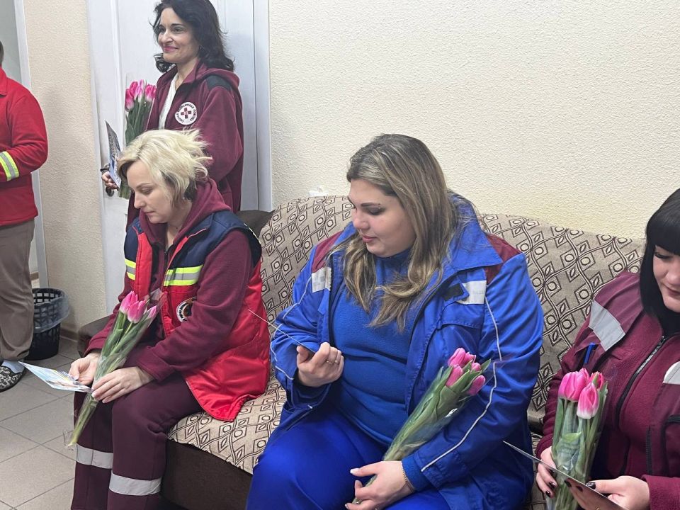 Активисты ЛДПР поздравили женщин скорой помощи Геническа с 8 Марта Активисты ЛДПР поздравили женщин скорой помощи Геническа с 8 Марта