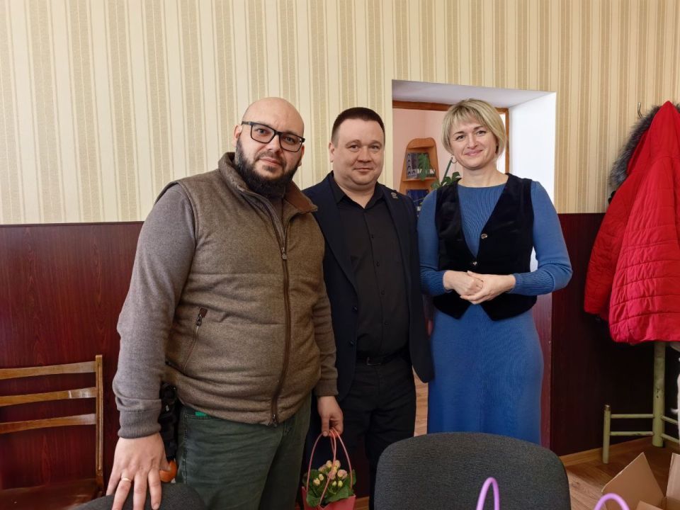 Секретарь Голопристанского местного отделения партии «Единая Россия» Виталий Титаренко совместно с руководителем Комитета семей воинов Отечества Херсонской области Ольгой Симановой и уполномоченный по правам человека в... Секретарь Голопристанского местного отделения партии «Единая Россия» Виталий Титаренко совместно с руководителем Комитета семей воинов Отечества Херсонской области Ольгой Симановой и уполномоченный по правам человека в...