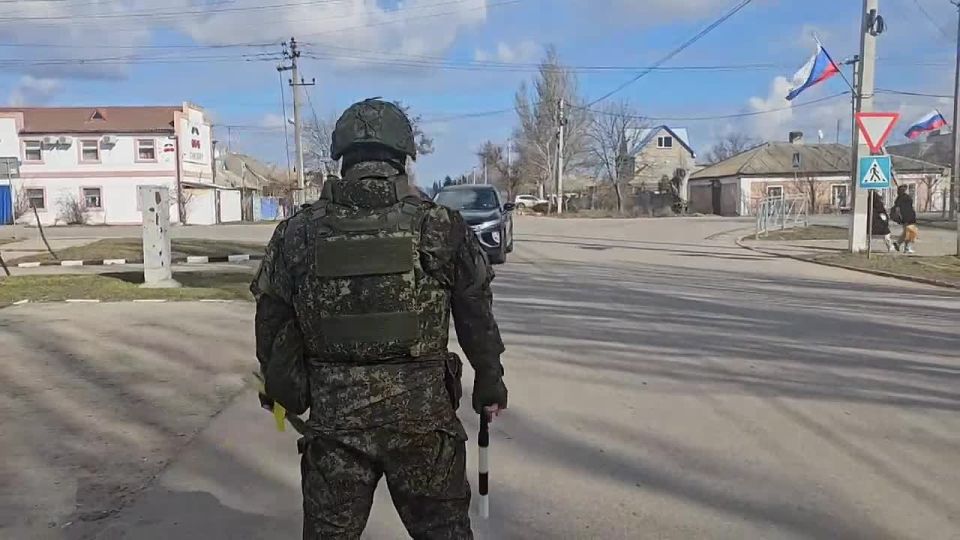 Скадовские автоледи получили цветы и хорошее настроение от военной автоинспекции