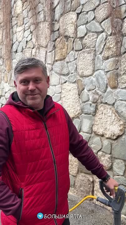 Житель Алупки в Крыму отмывает улицу возле своего дома!