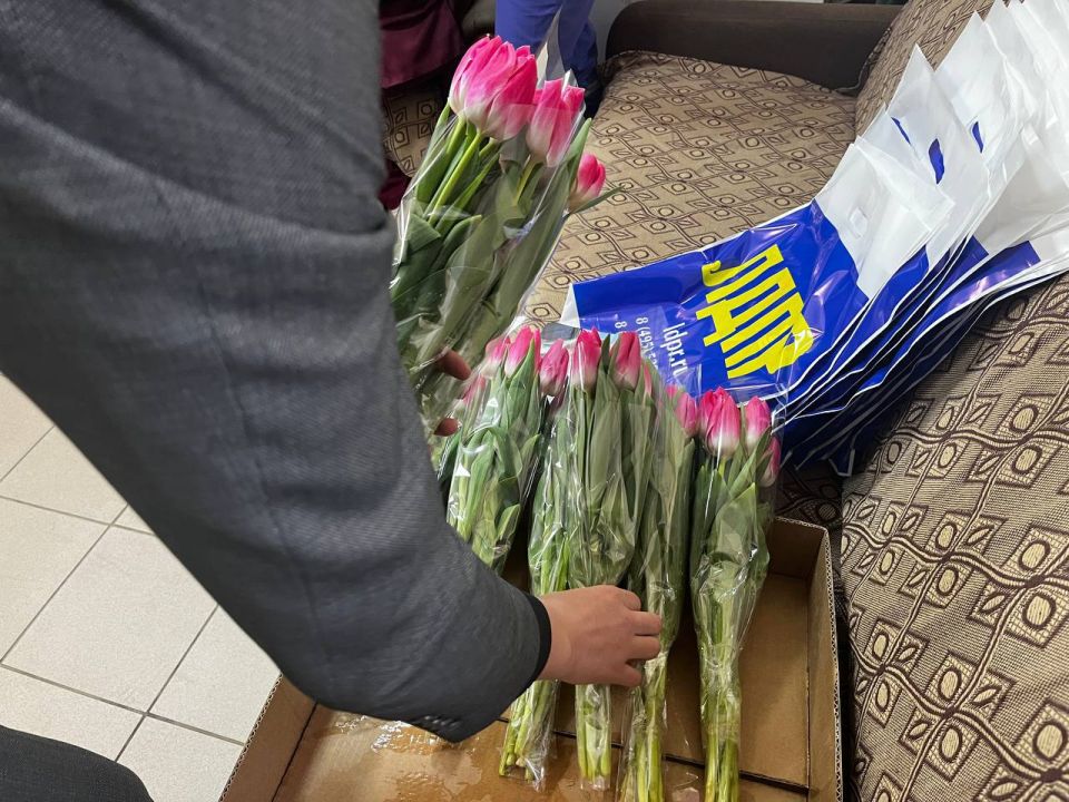 Активисты ЛДПР поздравили женщин скорой помощи Геническа с 8 Марта Активисты ЛДПР поздравили женщин скорой помощи Геническа с 8 Марта
