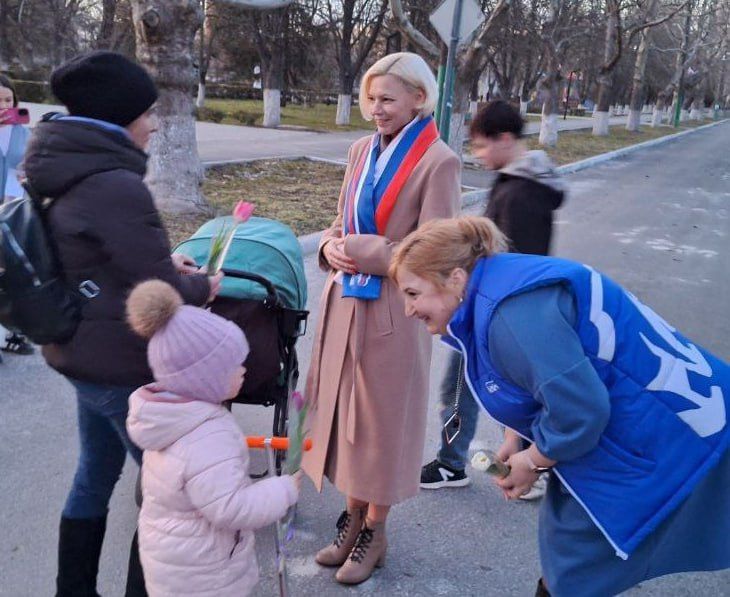 На центральных улицах Чаплинки сегодня царили Весна и прекрасное предпраздничное настроение На центральных улицах Чаплинки сегодня царили Весна и прекрасное предпраздничное настроение