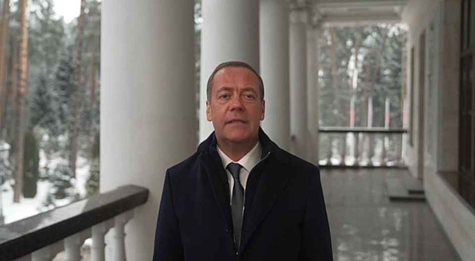 Зампред Совета безопасности РФ Дмитрий Медведев поздравил россиянок с Международным женским днем и пожелал им всего самого наилучшего