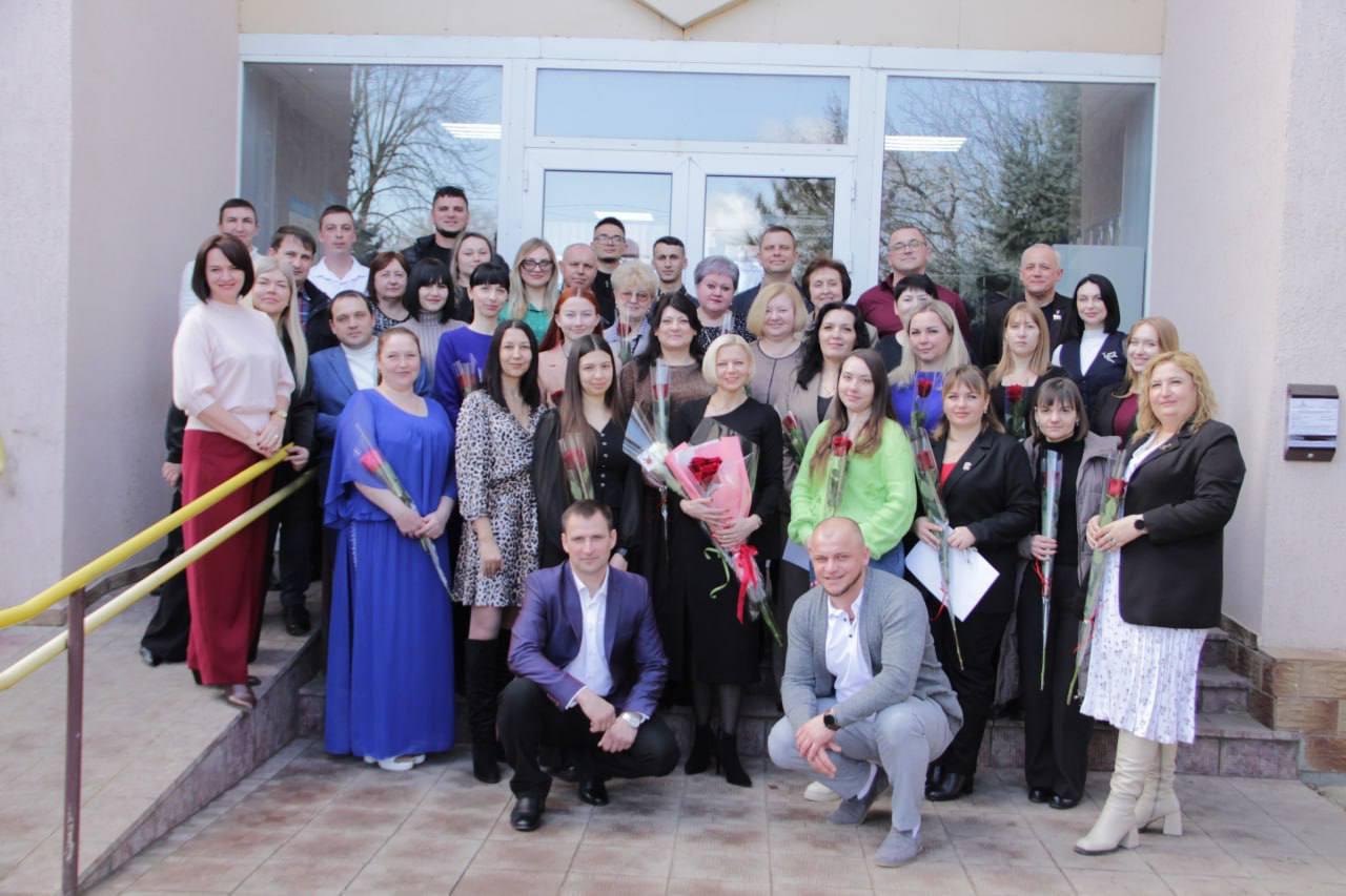 Весеннее вдохновение в сердце района: МКУК «Чаплинский КДЦ» поздравил прекрасных дам