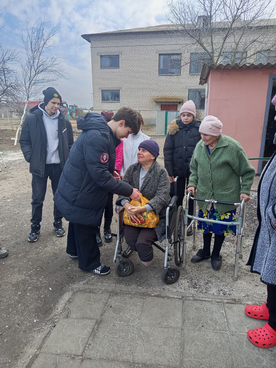 Первые Владимиро-Ильинской школы поздравили пожилых людей с 8 Марта Первые Владимиро-Ильинской школы поздравили пожилых людей с 8 Марта