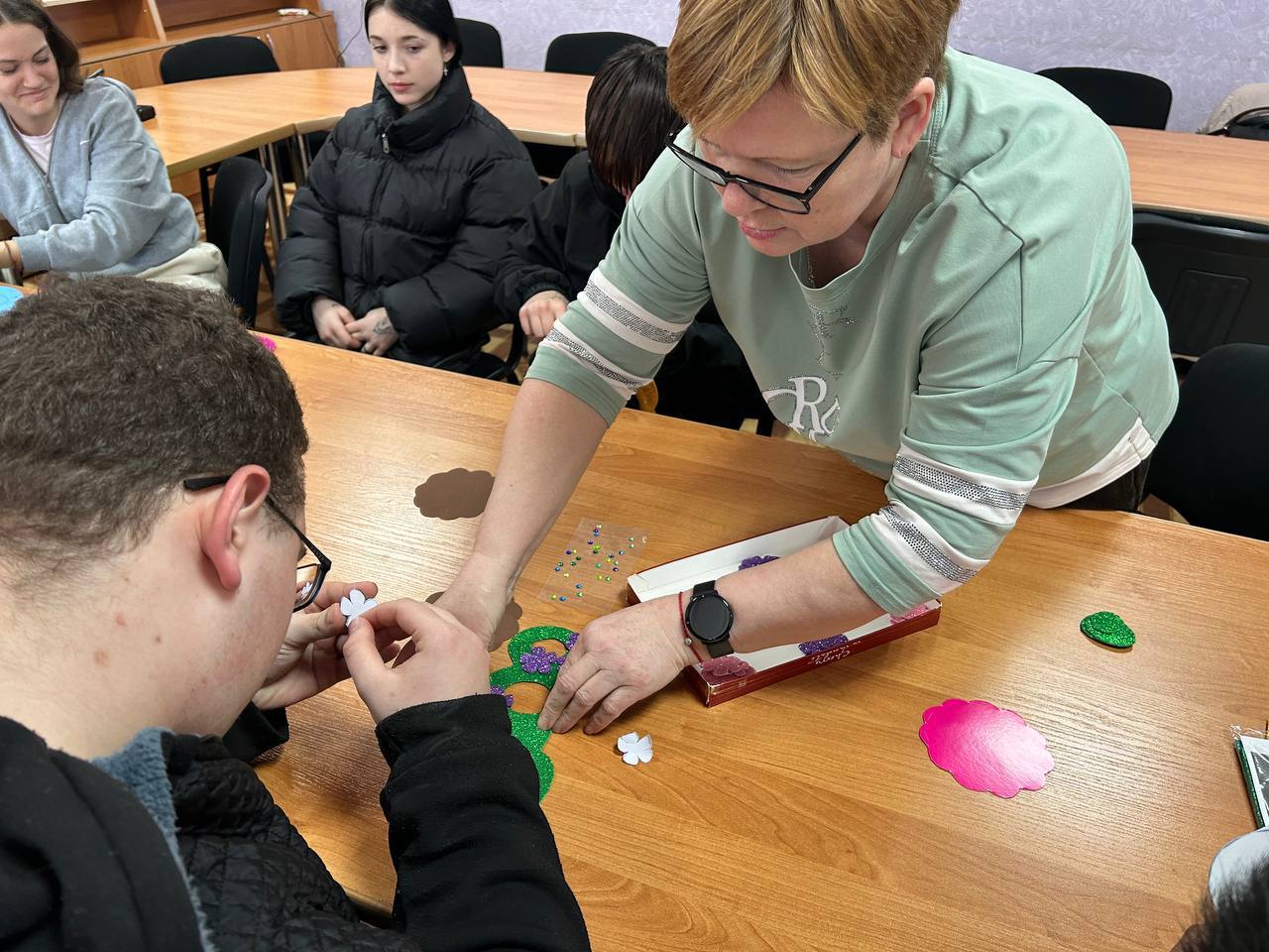 В МКУК «Чаплинский КДЦ» прошел предпраздничный мастер-класс от клуба любителей декоративно-прикладного искусства «Волшебные ладошки» В МКУК «Чаплинский КДЦ» прошел предпраздничный мастер-класс от клуба любителей декоративно-прикладного искусства «Волшебные ладошки»
