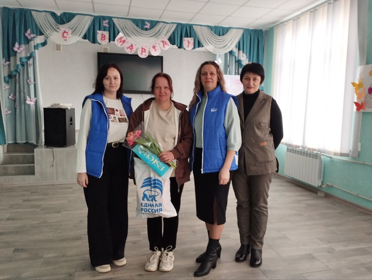 Депутатский корпус Нижнесерогозского МО и секретари первичных отделений партии «Единая Россия» организовали адресные ,тёплые поздравления с Международным женским днем жён, сестёр и матерей участников специальной военной... Депутатский корпус Нижнесерогозского МО и секретари первичных отделений партии «Единая Россия» организовали адресные ,тёплые поздравления с Международным женским днем жён, сестёр и матерей участников специальной военной...