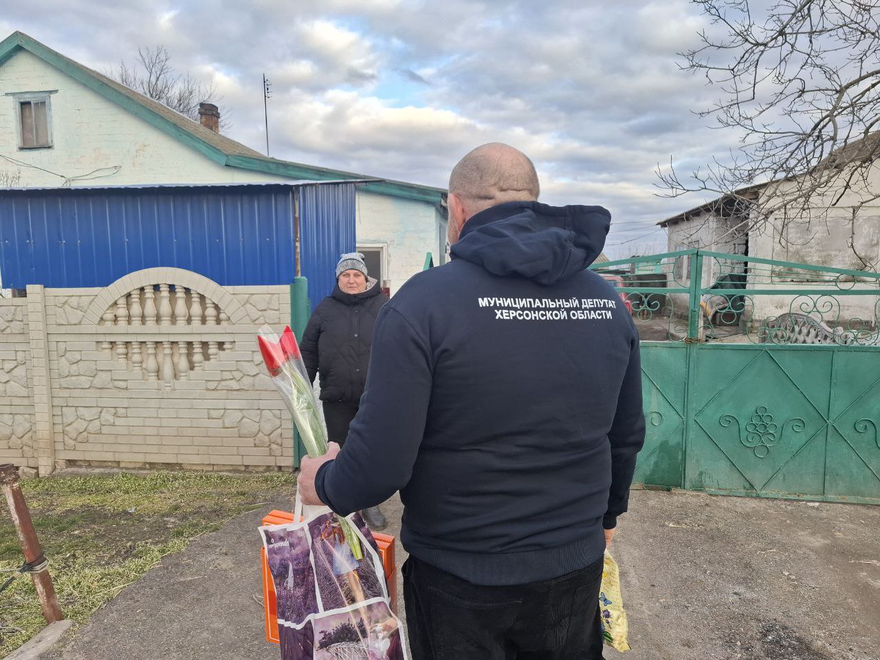 Депутатский корпус Нижнесерогозского МО и секретари первичных отделений партии «Единая Россия» организовали адресные ,тёплые поздравления с Международным женским днем жён, сестёр и матерей участников специальной военной...