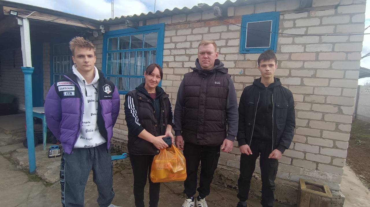 К международному женскому дню 8 Марта руководитель военно-патриотического клуба "Патриот" с местными ребятами нашего клуба решили выразить свою благодарность и уважение двум замечательным мамам нашего села, многодетным... К международному женскому дню 8 Марта руководитель военно-патриотического клуба "Патриот" с местными ребятами нашего клуба решили выразить свою благодарность и уважение двум замечательным мамам нашего села, многодетным...