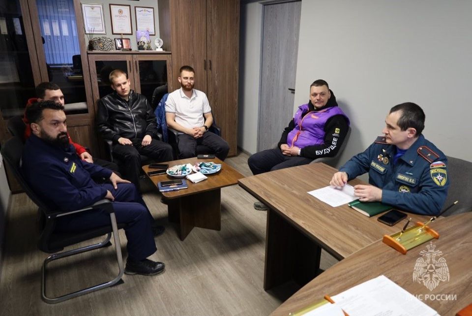 Замначальника ГУ МЧС по Херсонщине Александр Сарангов провел встречу с представителями волонтерских организаций региона Замначальника ГУ МЧС по Херсонщине Александр Сарангов провел встречу с представителями волонтерских организаций региона