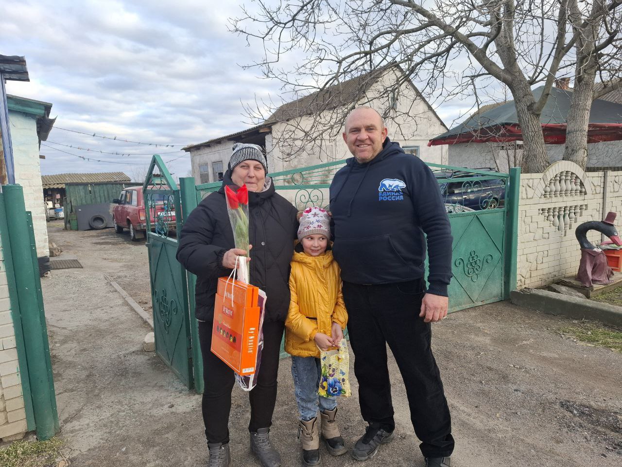 Депутатский корпус Нижнесерогозского МО и секретари первичных отделений партии «Единая Россия» организовали адресные ,тёплые поздравления с Международным женским днем жён, сестёр и матерей участников специальной военной... Депутатский корпус Нижнесерогозского МО и секретари первичных отделений партии «Единая Россия» организовали адресные ,тёплые поздравления с Международным женским днем жён, сестёр и матерей участников специальной военной...