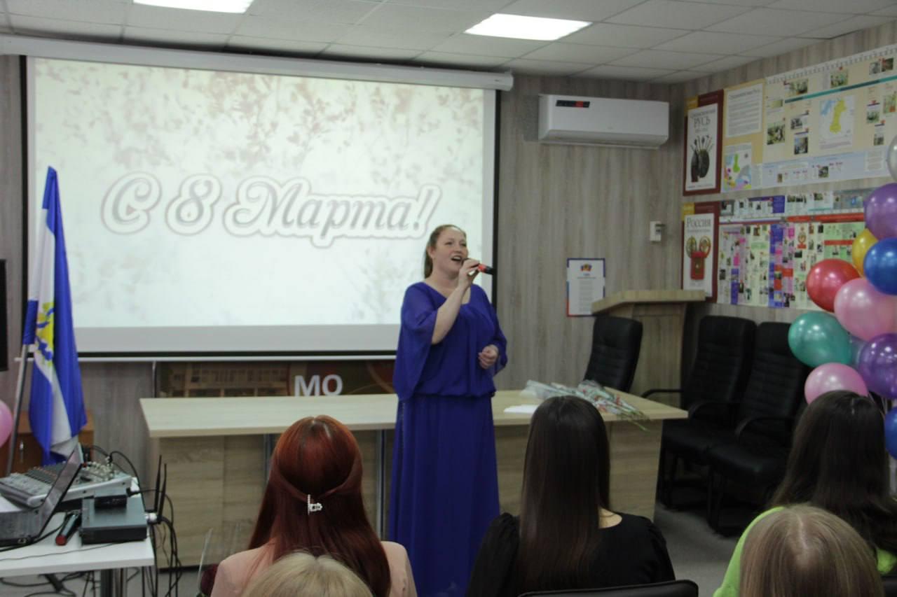 Весеннее вдохновение в сердце района: МКУК «Чаплинский КДЦ» поздравил прекрасных дам Весеннее вдохновение в сердце района: МКУК «Чаплинский КДЦ» поздравил прекрасных дам