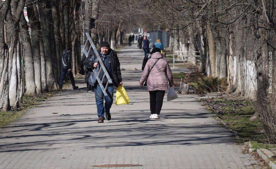 В небе летают птицы, а вместе с ними — дроны: атмосфера первых весенних дней в Херсоне В небе летают птицы, а вместе с ними — дроны: атмосфера первых весенних дней в Херсоне