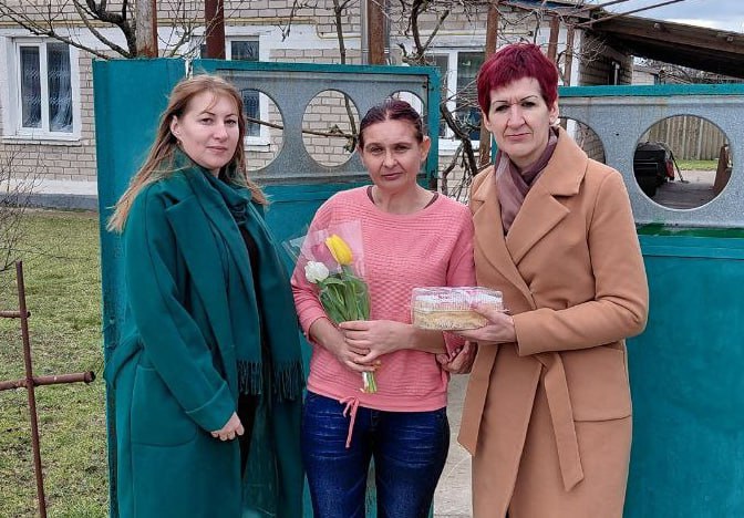 В Чаплинском муниципальном округе поздравили мам и жен участников СВО В Чаплинском муниципальном округе поздравили мам и жен участников СВО