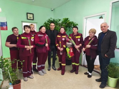 Единая Россия поздравила женщин на улицах районных центров и работниц социальных учреждений