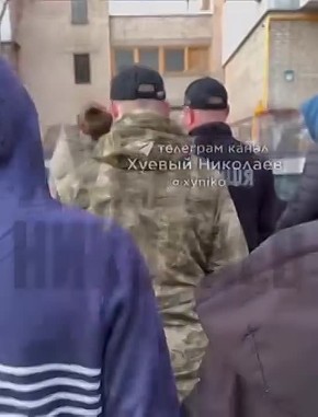 В Николаеве мужик прокатил ТЦКашника на двери и крыше автомобиля