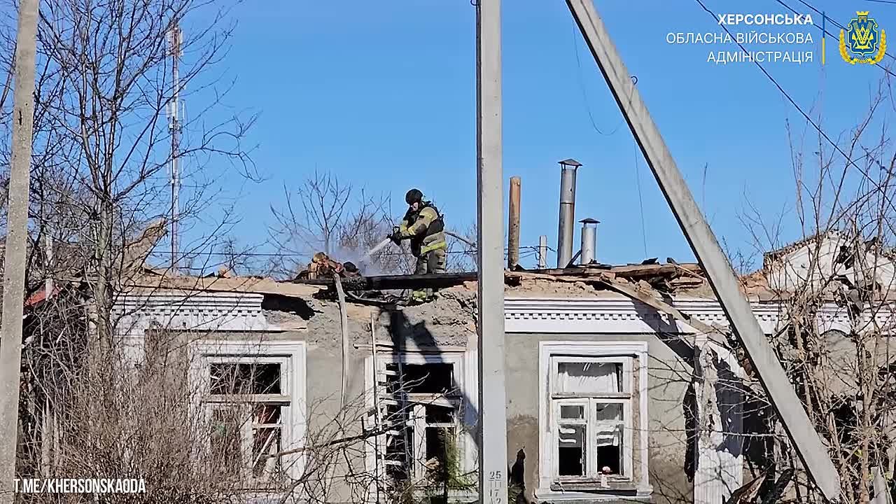 А на том берегу.... Власти правобережья публикуют видео с последствиями удара, около 13:00, по Корабельному району Херсона