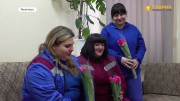 Сотрудницам Генической станции скорой помощи вручили цветы и подарки в честь Международного женского дня