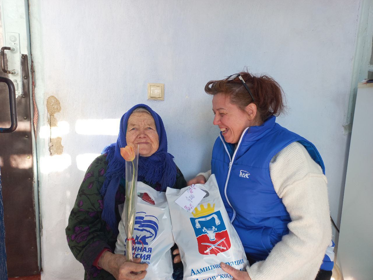 Активисты ТОС "Мечта" города Каховка поздравили маломобильных женщин с 8 марта