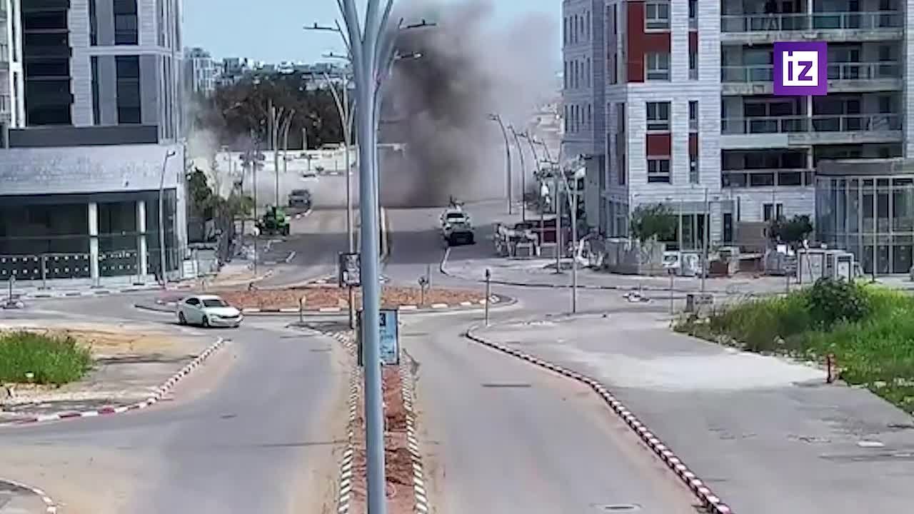 Момент и последствия иранского удара по израильскому Тель-Авиву — снаряд упал прямо посреди улицы, разрушив проезжую часть